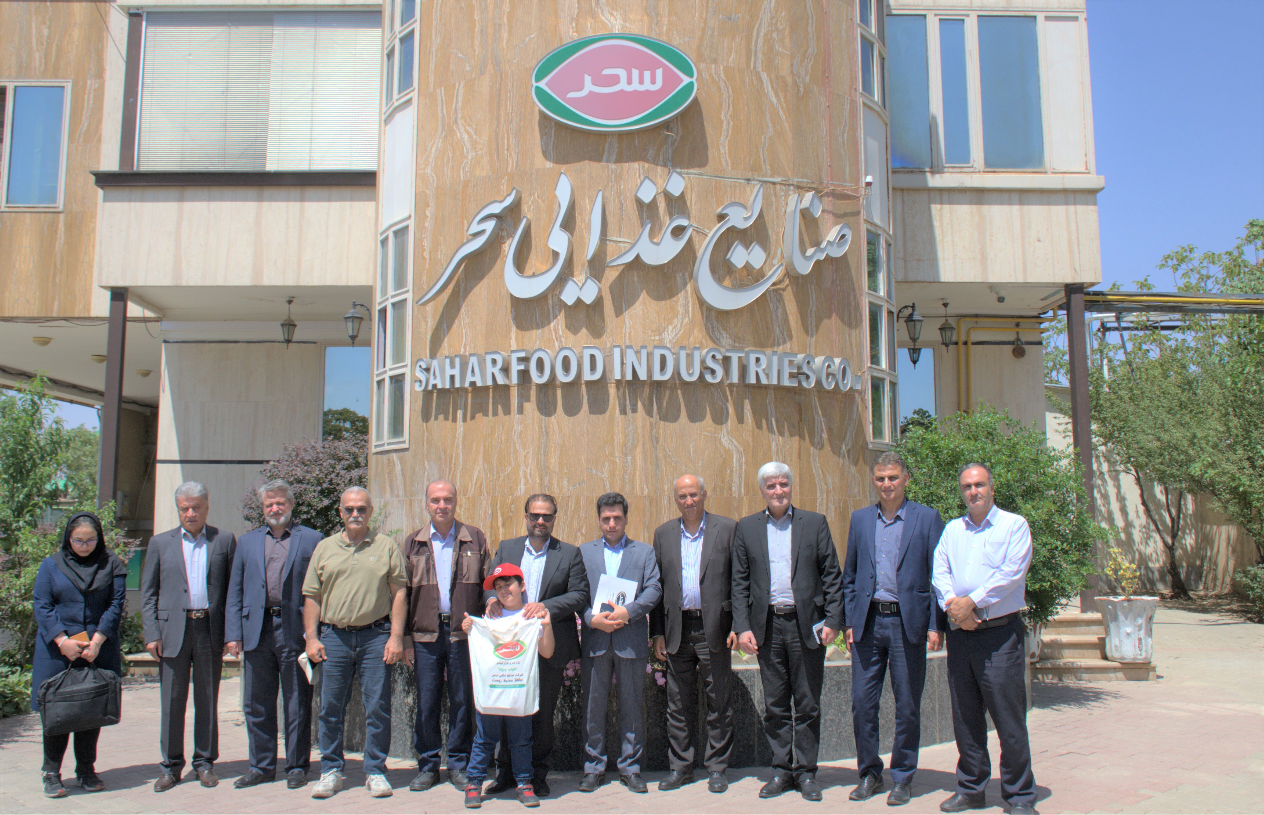بازدید آقای نیکجو، مشاور وزیر تعاون، کار و رفاه اجتماعی از شرکت صنایع غذایی سحر