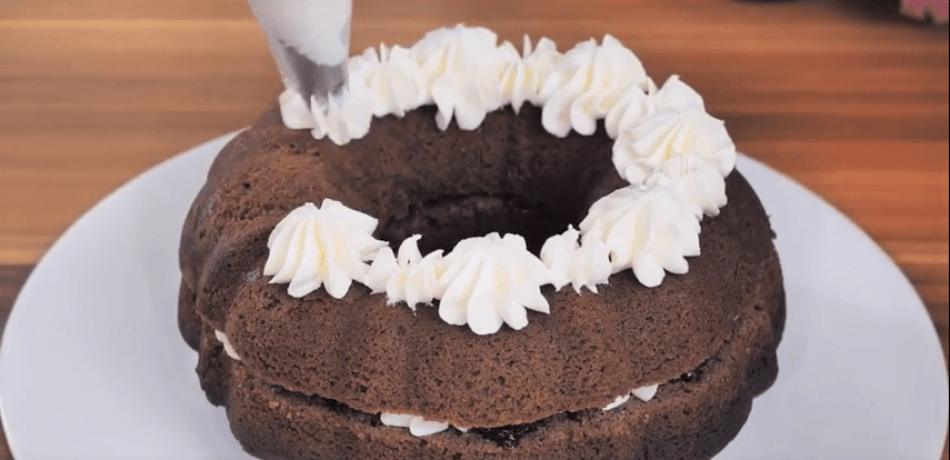 کیک شکلات با مربا و کرم پنیری