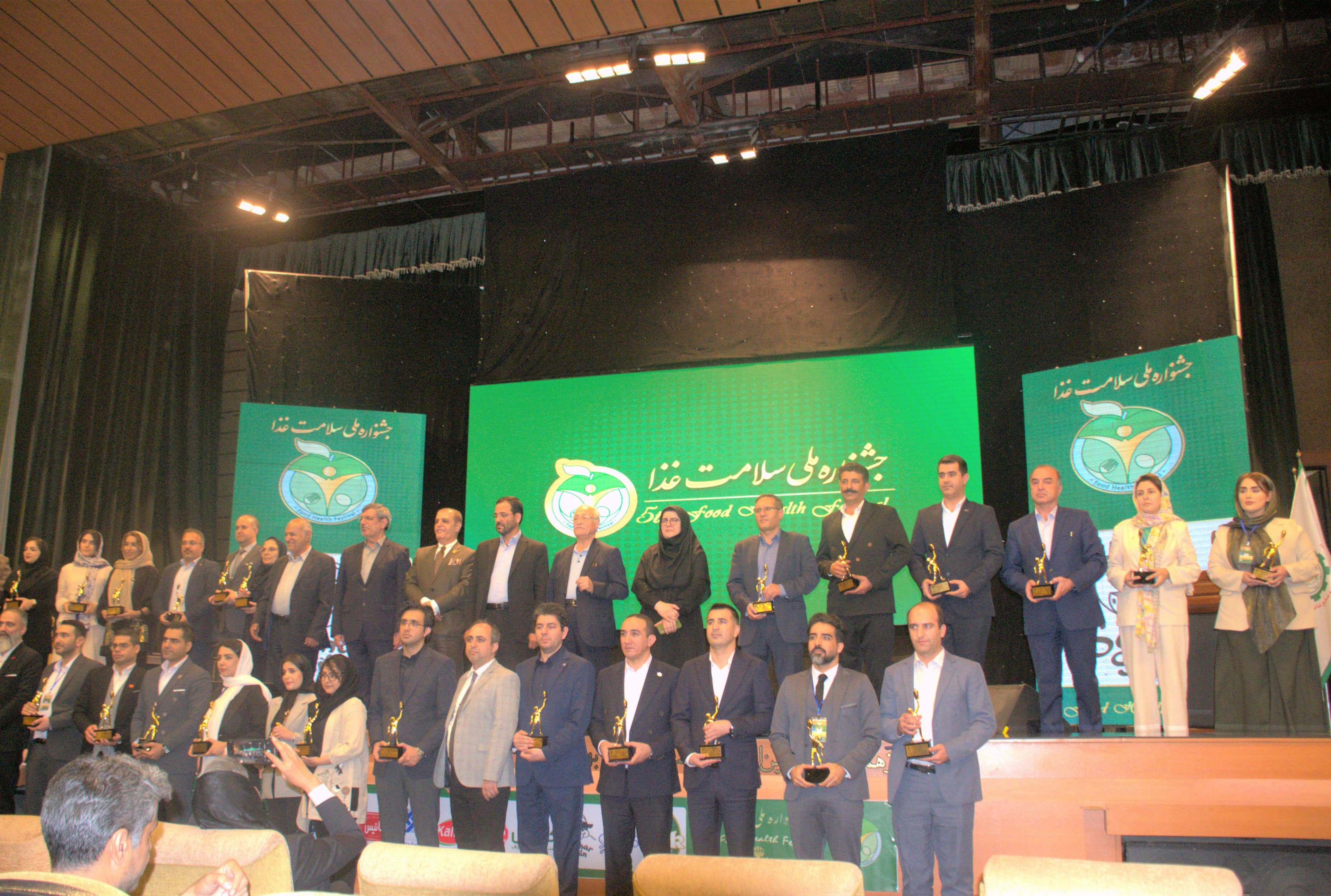  دریافت تندیس پنحمین جشنواره ملی سلامت غذا توسط شرکت صنایع غذایی سحر