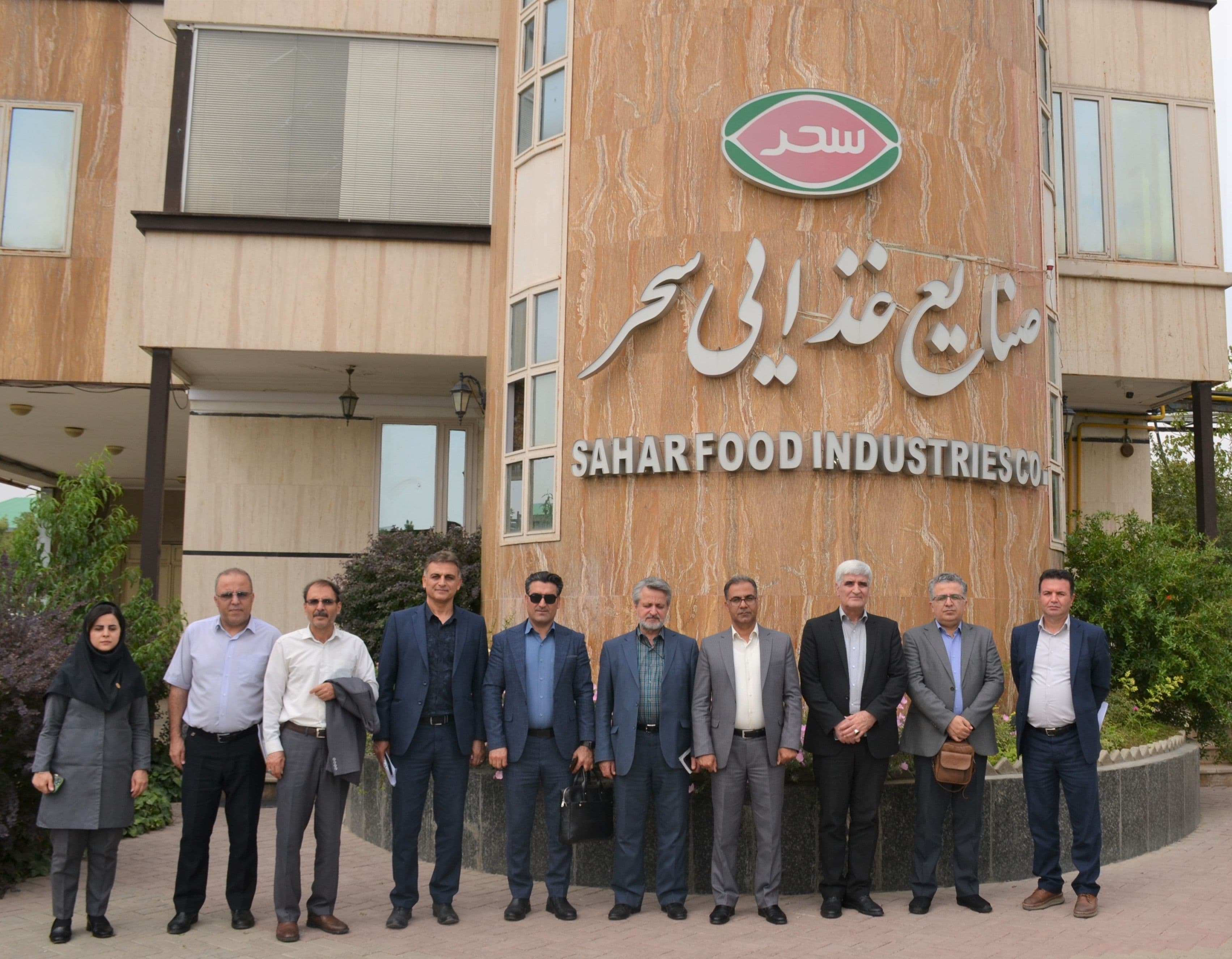 بازدید رئیس شعبه بانک کشاورزی همدان از کارخانه صنایع غذایی سحر