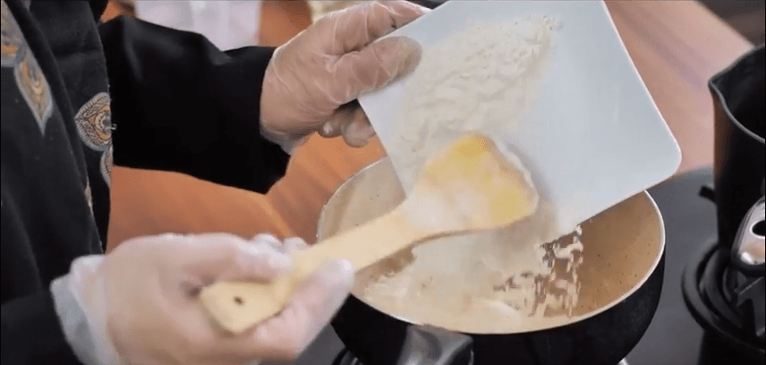 تفت دادن آرد گندم برای حلوای هویج