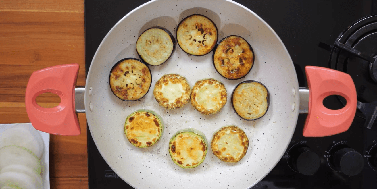 چیدن بادمجان در تابه