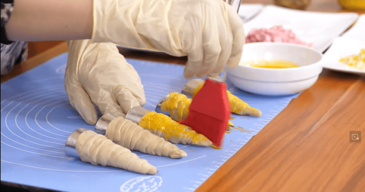 مالیدن روغن روی خمیر