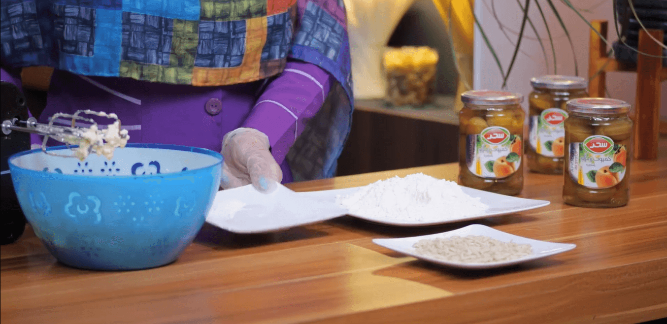 تهیه کیک زردالو و بادام