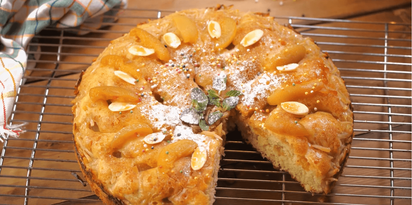 کیک زردالو و بادام