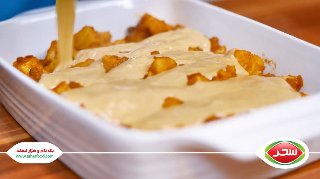 ریختن سیب زمینی و سس در ظرف عمیق