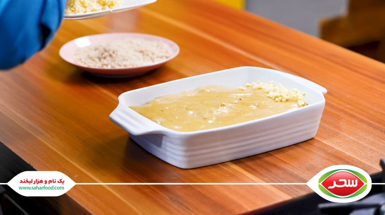 روی مواد پنیر و پودر نان میریزیم