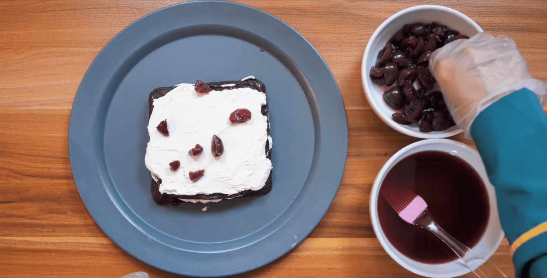 چیدن لایه لایه کرپ،خامه و گیلاس